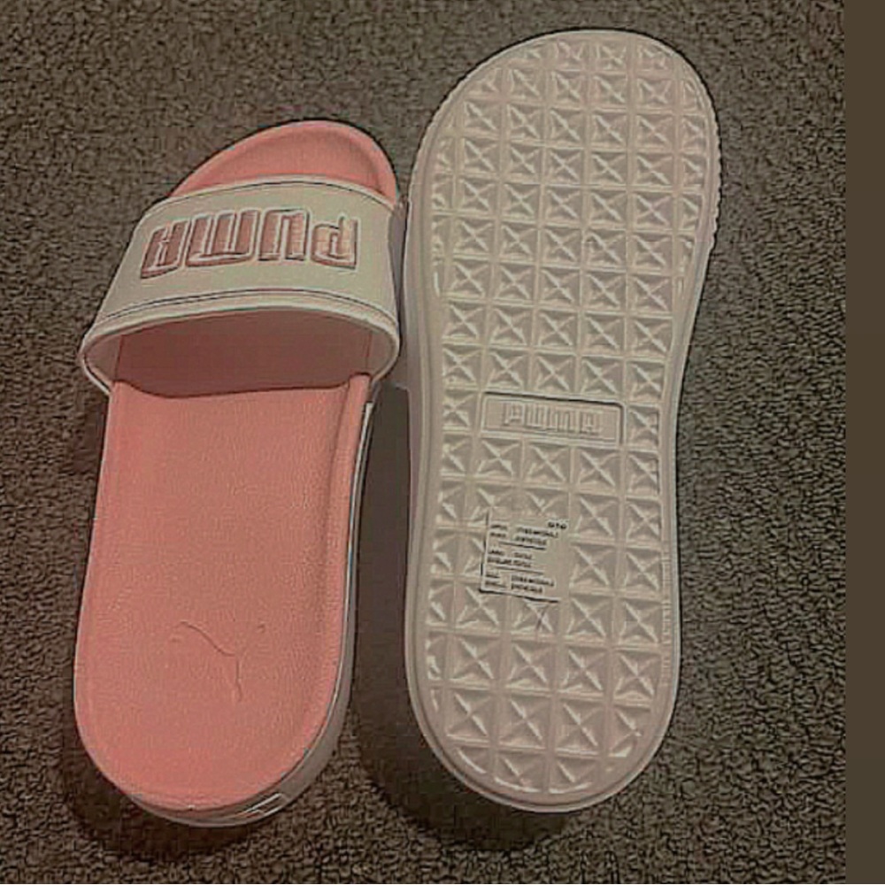 Puma slides 💓 - Picture 2 of 2